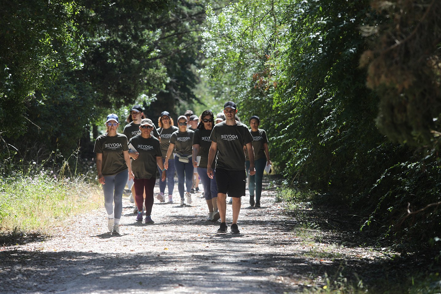 Turma BeYoga numa caminhada durante um retiro de formação
