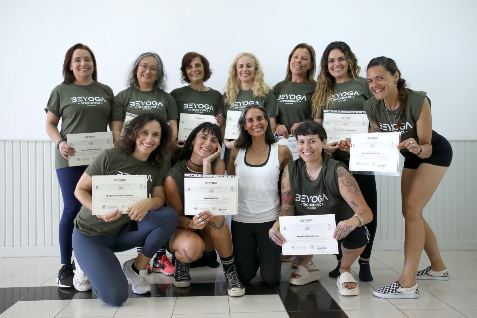 Grupo de formandos da BeYoga com os diplomas de conclusão da formação