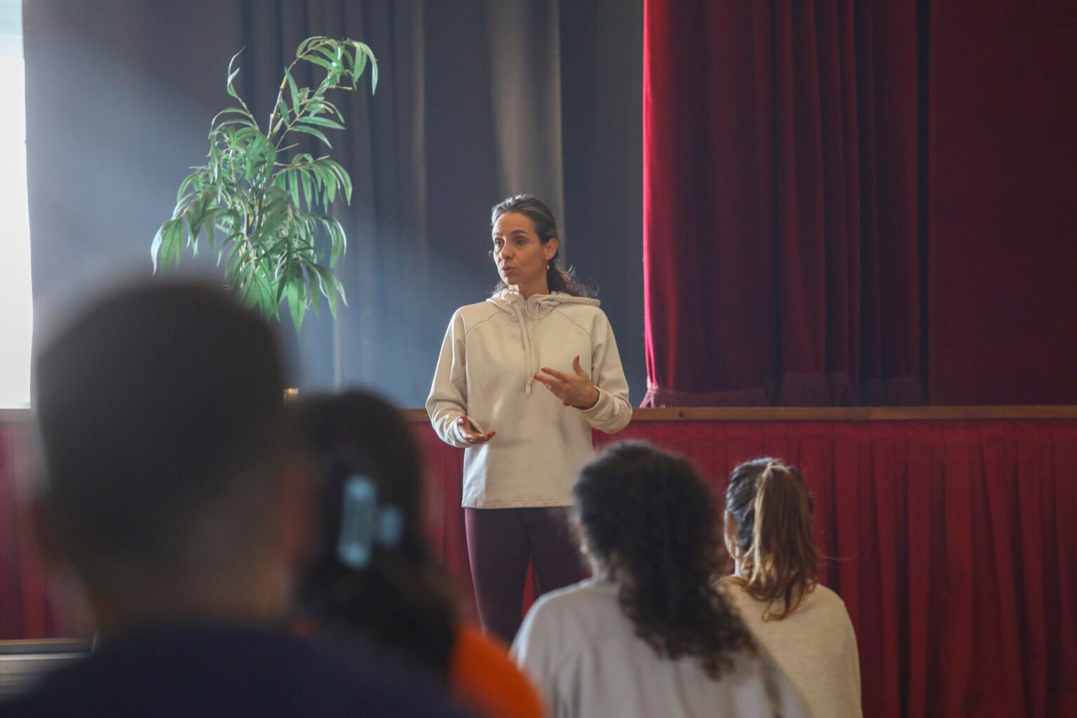 Carla Gonçalves a orientar uma sessão de formação BeYoga