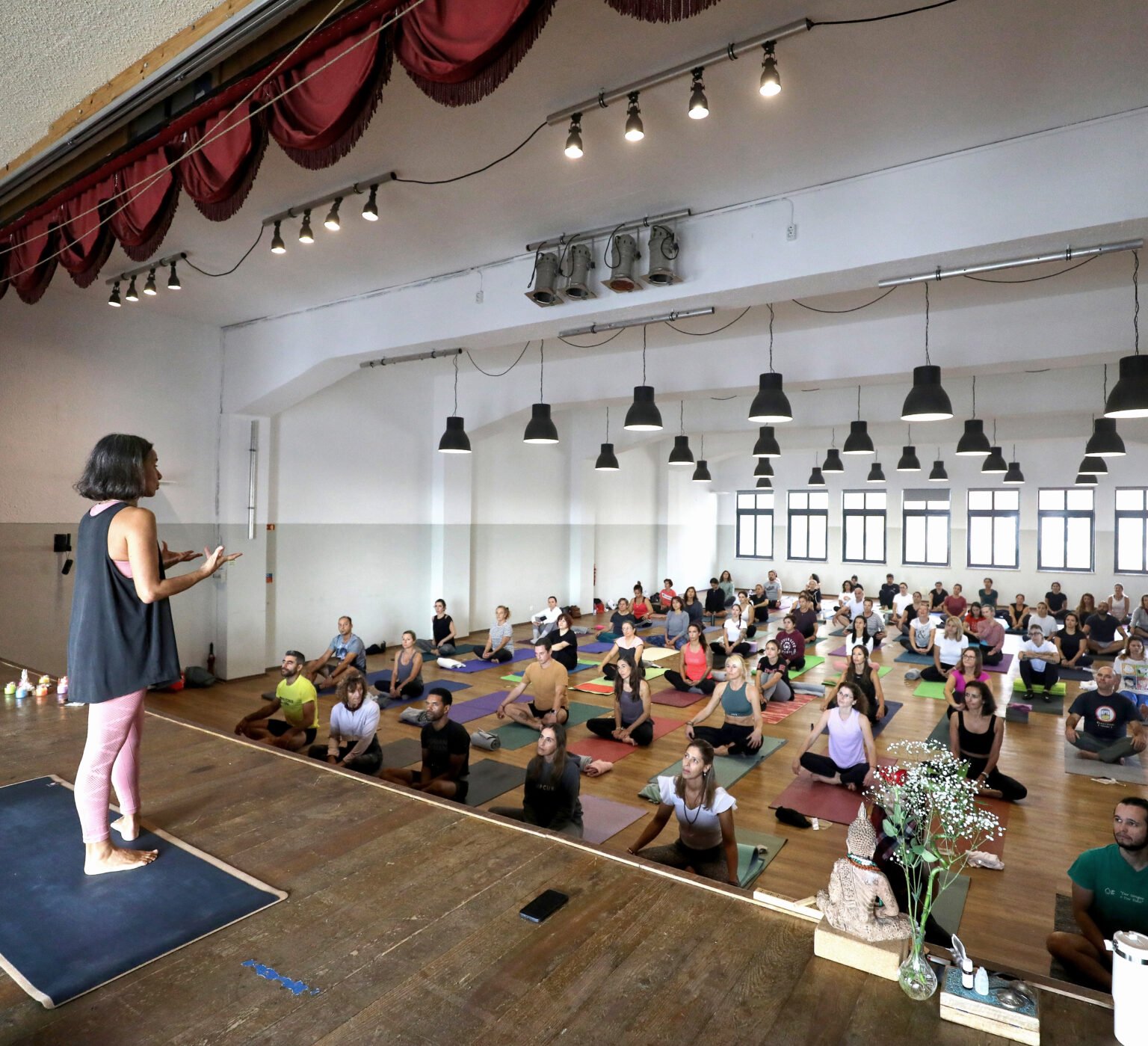 Sessão prática de asanas numa turma da formação 200H BeYoga